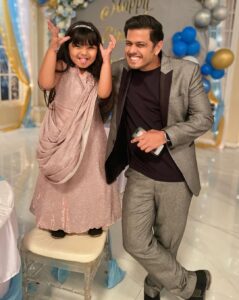 Neil Bhatt Instagram - Start the day with happiness 
@bhatt_neil @aria_sakaria 
.
.
.
.
.
.
#ghumhaikisikeypyaarmeiin #ghkkpm #ghkkpmlover #ghkkpmpromo #ghkkpmfullepisode #savi #viratkisavi #savichawan #ariasakaria #ariasakariya  #kidsofinstagram #instakids #childactor #starplus #starplusshow #strapluskids #kidscasting #bhatneil #viratchavan