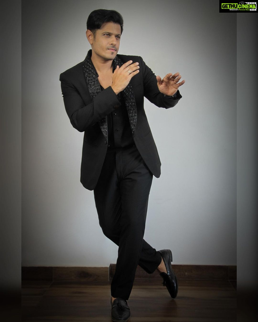 Neil Bhatt Instagram - Black raised to ♾️!! Styled by- @purvabansal5 Outfit by- @mehboobsons Picture courtesy- @creative_babu_01 #neilbhatt #aishwaryasharma #bombaytimesfashionweek2023 #black #maninblack #womaninblack #couplegoals❤ #neilkiaish