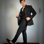 Neil Bhatt Instagram – Black raised to ♾️!! 

Styled by- @purvabansal5 
Outfit by- @mehboobsons 
Picture courtesy- @creative_babu_01 

#neilbhatt #aishwaryasharma #bombaytimesfashionweek2023 #black #maninblack #womaninblack #couplegoals❤ #neilkiaish