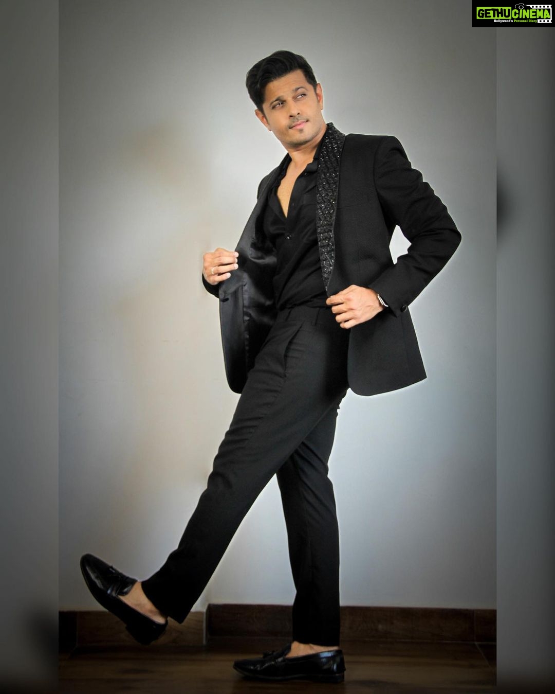 Neil Bhatt Instagram - Black raised to ♾️!! Styled by- @purvabansal5 Outfit by- @mehboobsons Picture courtesy- @creative_babu_01 #neilbhatt #aishwaryasharma #bombaytimesfashionweek2023 #black #maninblack #womaninblack #couplegoals❤ #neilkiaish