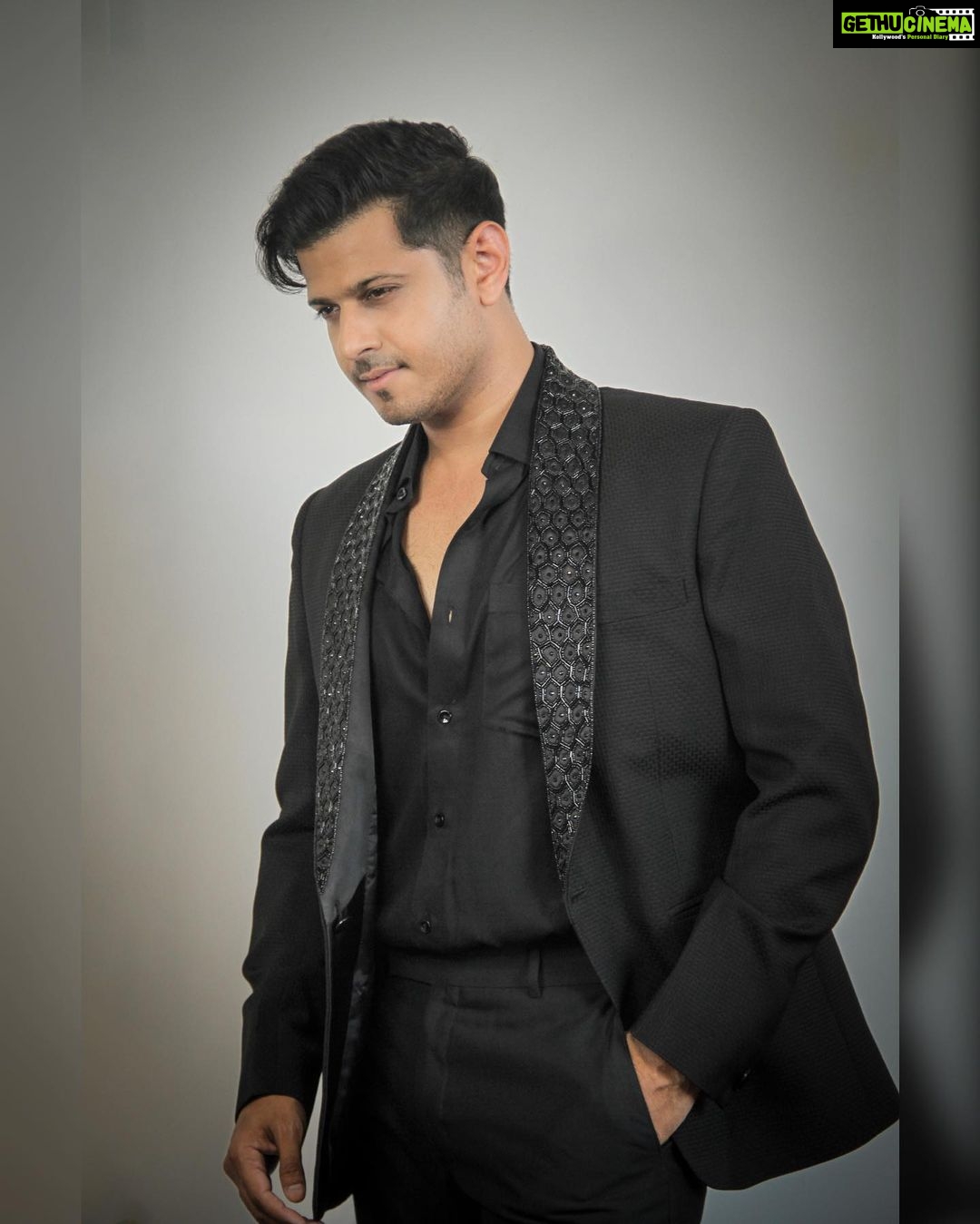 Neil Bhatt Instagram - Black raised to ♾️!! Styled by- @purvabansal5 Outfit by- @mehboobsons Picture courtesy- @creative_babu_01 #neilbhatt #aishwaryasharma #bombaytimesfashionweek2023 #black #maninblack #womaninblack #couplegoals❤ #neilkiaish