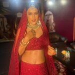 Nia Sharma Instagram - Hey Thanks for the Roses..🥀 😊 Festive Ready Happy Dhanteras 🙌 Hair: @sankpalsavita Makeup: @niasharma90 😊