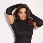 Nidhhi Agerwal Instagram - Just flexing 🤍🖤🤍