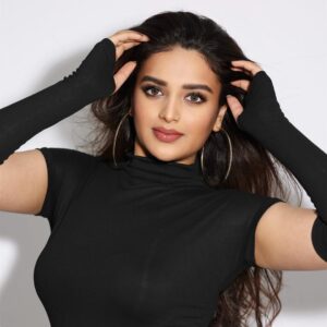 Nidhhi Agerwal Instagram - Just flexing 🤍🖤🤍