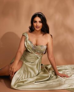 Nidhhi Agerwal Instagram - 👑

Outfit: @_bayaofficial_ 
Hair band: @deepagurnani 
Styled by: @nikhitaniranjan 
Earrings: @mortantra 
Photography: @livingin24fps 
Photography team: @anupamasindhia