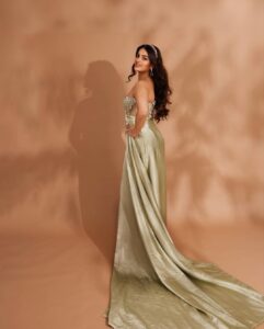 Nidhhi Agerwal Instagram - 👑

Outfit: @_bayaofficial_ 
Hair band: @deepagurnani 
Styled by: @nikhitaniranjan 
Earrings: @mortantra 
Photography: @livingin24fps 
Photography team: @anupamasindhia