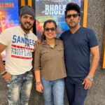 Nidhi Jha Instagram - Mai sabse khush nasib einsaan hu Kiw ki mere paas aap dono logo ka pyaar hai dosto aaj meri bhabhi maa ka janmdin hai to aap sabhi logo se yahi prarthna kerta hu ki aap sabhi log uanke liye prarthna kare ki une jiwan me kabhi koe pareshaani na hu our bhaiya bhabhi pyaar sadev mujh per aise hi bana rahe love you bhaiya love you bhabhi maa wish you many many returns of the day bhabhi maa🎂🎂🎂🎂💐💐💐 Love you bro ❤️❤️❤️❤️ #raadhekumar