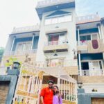 Nidhi Jha Instagram - सपनों के शहर मुंबई में सपनों का घर...। दोस्तों मुंबई में हमनें शानदार बंगला खरीदा। काफी भावुक हूं आज मैं। इसलिए ज्यादा शब्द नहीं मिल रहे हैं कि अपनी भावनाओं को व्यक्त कर पाऊं। बस यही कहूंगा कि जो कुछ भी हमारे पास है। वो सब आप सबके प्यार और आशीर्वाद से है। तो अपना प्यार और आशीर्वाद हमेशा बनाए रखियेगा। धन्यवाद