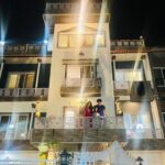 Nidhi Jha Instagram - सपनों के शहर मुंबई में सपनों का घर...। दोस्तों मुंबई में हमनें शानदार बंगला खरीदा। काफी भावुक हूं आज मैं। इसलिए ज्यादा शब्द नहीं मिल रहे हैं कि अपनी भावनाओं को व्यक्त कर पाऊं। बस यही कहूंगा कि जो कुछ भी हमारे पास है। वो सब आप सबके प्यार और आशीर्वाद से है। तो अपना प्यार और आशीर्वाद हमेशा बनाए रखियेगा। धन्यवाद