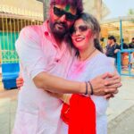 Nidhi Jha Instagram – इस साल के खूबसूरत सी होली धर्मपत्नी जी के साथ मनाया… आप सभी को भी यश कुमार और निधि मिश्रा की तरफ से होली की ढेर सारी शुभकामनाएं। आप सभी आजीवन स्वस्थ और प्रसन्न रहें।