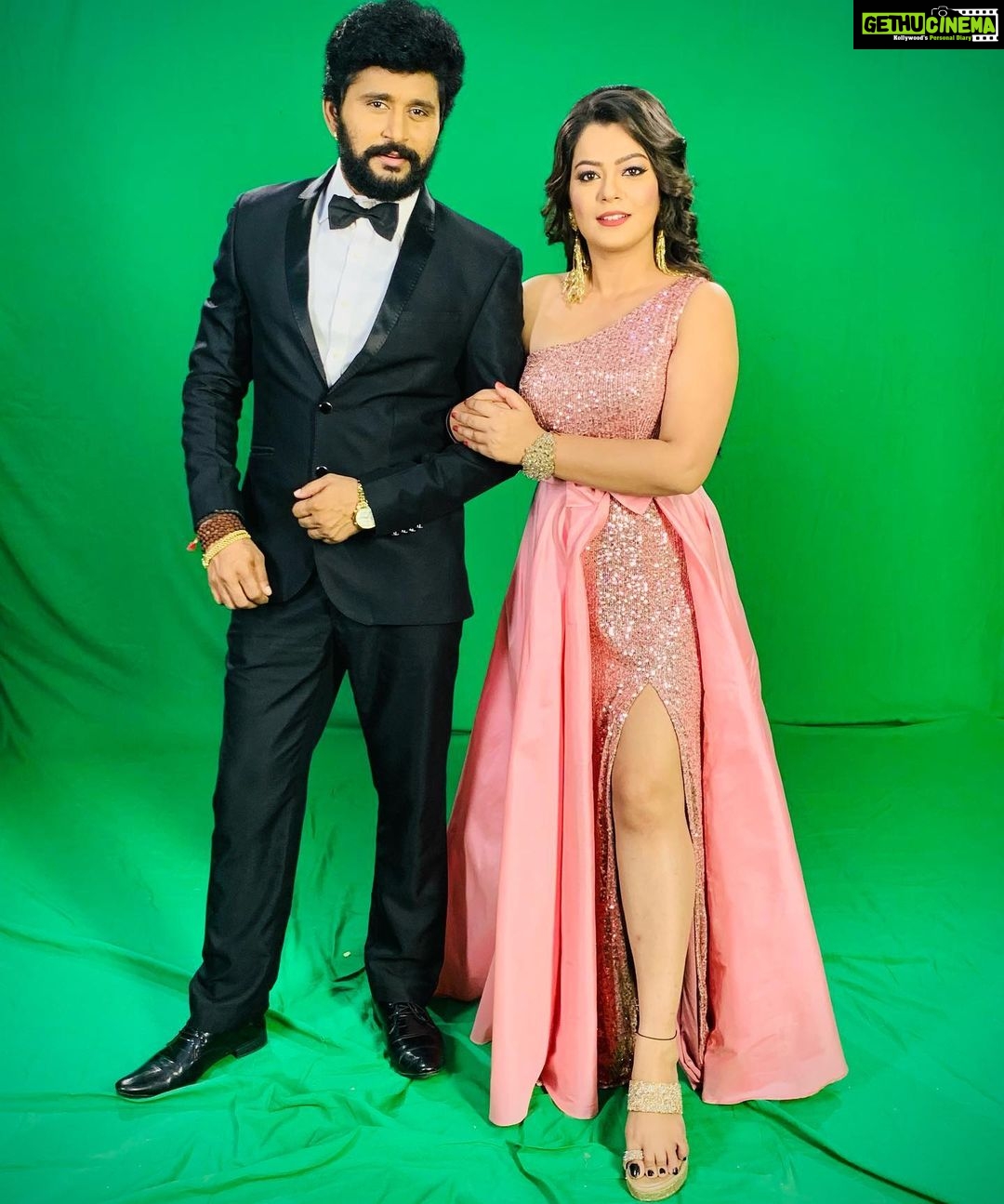 Nidhi Jha Instagram - मांगी थी खुदा से ये दुआ मैंने कब से, देना एक हमसफर जो हो अलग सबसे, रब ने मिलन करा दिया आपसे, बोला यही अनमोल है सबसे♥️🧿 #nemonikkuforever🧿❤️