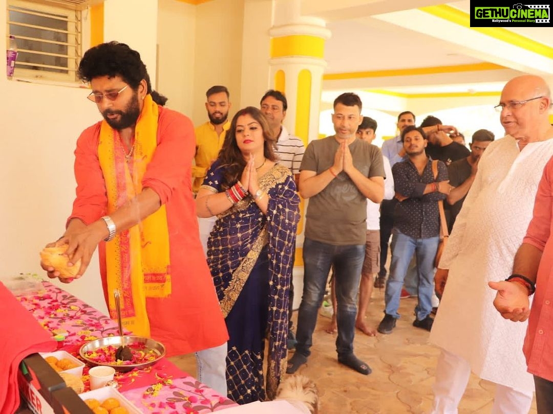 Nidhi Jha Instagram - सिनेमा ज़ी सिनेमा... कुछ ऐसी फिल्मों की शुरुआत आज हुई है जिसकी कहानी वाकई मेरे दिल के बेहद करीब है। जोकर, कभी अलविदा ना कहना, चाची नंबर वन, यह तीन फिल्में यश कुमार इंटरटेनमेंट के बैनर तले बन रही है। जिसकी निर्मात्री हैं निधि मिश्रा। साथ ही साथ शैलेंद्र कुमार प्रोडक्शन से "भैया राजा बजाएगा बाजा" फिल्म बन रही है। एक यकीन एक वादा जो आप लोगों से है। वह यह की ये चारों सिनेमा बेहतरीन फिल्में बनकर आप सबके सामने आएगी। दिन और रात आप सबको बेहतरीन सिनेमा देने के प्रयास आप सबका - यश कुमार और उसकी प्यारी सी टीम।
