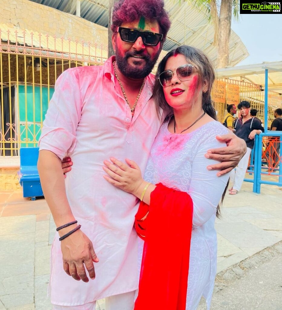 Nidhi Jha Instagram - इस साल के खूबसूरत सी होली धर्मपत्नी जी के साथ मनाया... आप सभी को भी यश कुमार और निधि मिश्रा की तरफ से होली की ढेर सारी शुभकामनाएं। आप सभी आजीवन स्वस्थ और प्रसन्न रहें।