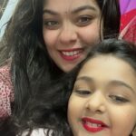 Nidhi Jha Instagram – इस वर्ष की मकर संक्रांति, आपके लिए हो तिल लड्डू जैसी मीठी,
मिले कामयाबी पतंग जैसी ऊंची.
इसी कामना के साथ हैप्पी मकर संक्रांति  आप सबको 🙏🏼