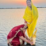Nidhi Jha Instagram – मंदिर की घंटी, आरती की थाली, नदी के किनारे सूरज की लाली, जिंदगी में आए खुशियों की बहार, आपको मुबारक हो छठ का त्योहार🙏🏻♥️
Jai chhathi mai🙏🏻