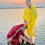 Nidhi Jha Instagram - मंदिर की घंटी, आरती की थाली, नदी के किनारे सूरज की लाली, जिंदगी में आए खुशियों की बहार, आपको मुबारक हो छठ का त्योहार🙏🏻♥️ Jai chhathi mai🙏🏻