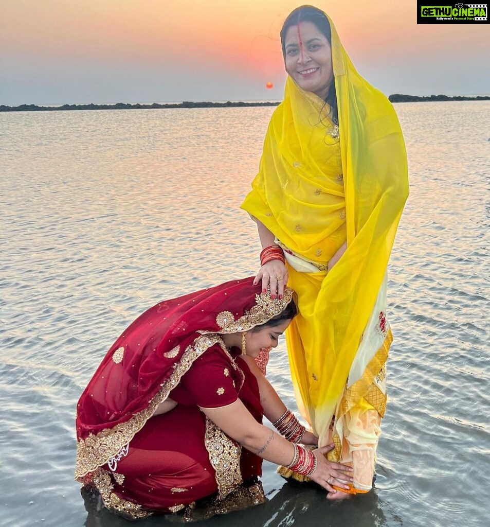 Nidhi Jha Instagram - मंदिर की घंटी, आरती की थाली, नदी के किनारे सूरज की लाली, जिंदगी में आए खुशियों की बहार, आपको मुबारक हो छठ का त्योहार🙏🏻♥️ Jai chhathi mai🙏🏻