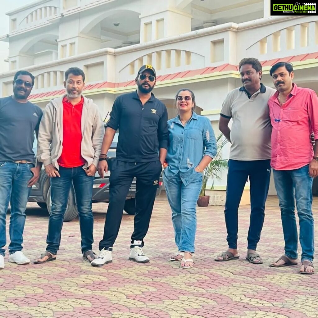 Nidhi Jha Instagram - हमारे बैनर "Yash Kumar Entertainment" से बनने वाली आगामी 3 फिल्मों का लोकेशन फाइनल करके मुम्बई वापसी। 1- जोकर 2- कभी अलविदा ना कहना 3- कसम पैदा करने वाले की पार्ट-3 निर्माता - यश कुमार एंटरटेनमेंट & निधि मिश्रा, डायरेक्टर सुजीत वर्मा & संजय श्रीवास्तव, कैमरामैन जंहागिर सैय्यद कार्यकारी निर्माता शैलेन्द्र सिंह के साथ मनोज मोहनी।