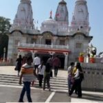 Nidhi Jha Instagram - Baba Gorakhnath mandir me aaj boss k saath darshan karne ka saubhagya prapt hua Baba Gorakhnath ki Jay,,, Aapka ,, Suraj kumarr