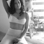 Niharica Raizada Instagram - C'est plutôt sous le ciel de Mumbai mais on peut toujours rêver ... #NiharicaRaizada Shot by @pranavgodsephotography