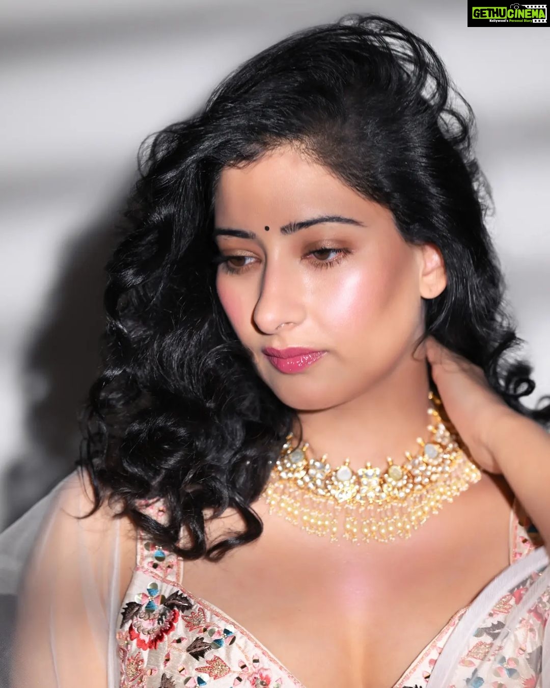 Niharica Raizada - 4.7K Likes - Curls
Shot by @mandar_photos
Studio @mkg_film_studio
Muse @official_niharica_raizada
#NiharicaRaizada