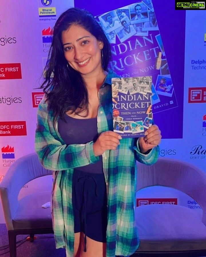 Niharica Raizada Instagram - Cricket World Cup fever grips @official_niharica_raizada at the book launch of 'Indian Cricket Then And Now,' edited by Venkat Sundaram, with foreword by Legendary Cricketer Rahul Dravid! πππ #niharicaraizada #venkatsundaram #rahuldravid #CricketWorldCup #booklaunch leo