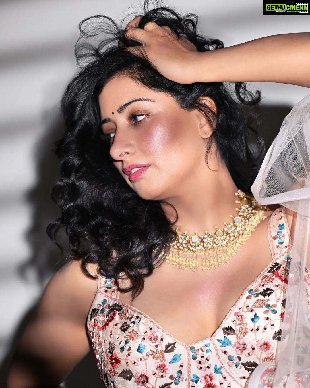 Niharica Raizada - 4.7K Likes - Curls
Shot by @mandar_photos
Studio @mkg_film_studio
Muse @official_niharica_raizada
#NiharicaRaizada