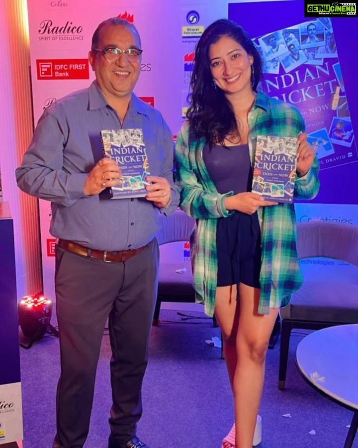 Niharica Raizada Instagram - Cricket World Cup fever grips @official_niharica_raizada at the book launch of 'Indian Cricket Then And Now,' edited by Venkat Sundaram, with foreword by Legendary Cricketer Rahul Dravid! πππ #niharicaraizada #venkatsundaram #rahuldravid #CricketWorldCup #booklaunch leo