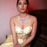 Niharica Raizada Instagram - A little Lush a little Priti! Styled by @pritisahnidesigns Makeup by @makeoverbyamiofficial Photographer @sagarsanket23 and @mandarbhadrike_photography Jewellery @lushjewelsmumbai In frame @official_niharica_raizada #Fashion #IndianAttire #NiharicaRaizada #PritiSahni #DiamondJewellery