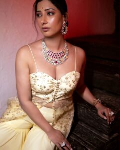 Niharica Raizada Instagram - A little Lush a little Priti!

Styled by  @pritisahnidesigns 
Makeup by @makeoverbyamiofficial 
Photographer @sagarsanket23 and
 @mandarbhadrike_photography 
Jewellery @lushjewelsmumbai 
In frame @official_niharica_raizada 

#Fashion #IndianAttire #NiharicaRaizada
#PritiSahni #DiamondJewellery