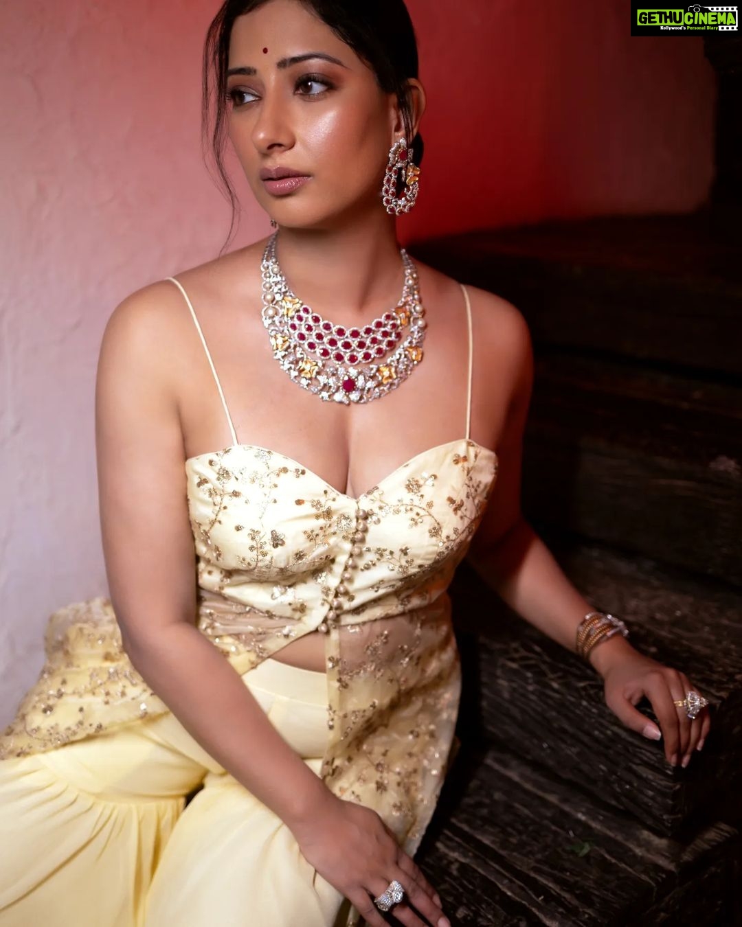 Niharica Raizada - 4.5K Likes - A little Lush a little Priti!
Styled by @pritisahnidesigns
Makeup by @makeoverbyamiofficial
Photographer @sagarsanket23 and
@mandarbhadrike_photography
Jewellery @lushjewelsmumbai
In frame @official_niharica_raizada
#Fashion #IndianAttire #NiharicaRaizada
#PritiSahni #DiamondJewellery
