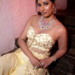 Niharica Raizada Instagram - A little Lush a little Priti! Styled by @pritisahnidesigns Makeup by @makeoverbyamiofficial Photographer @sagarsanket23 and @mandarbhadrike_photography Jewellery @lushjewelsmumbai In frame @official_niharica_raizada #Fashion #IndianAttire #NiharicaRaizada #PritiSahni #DiamondJewellery
