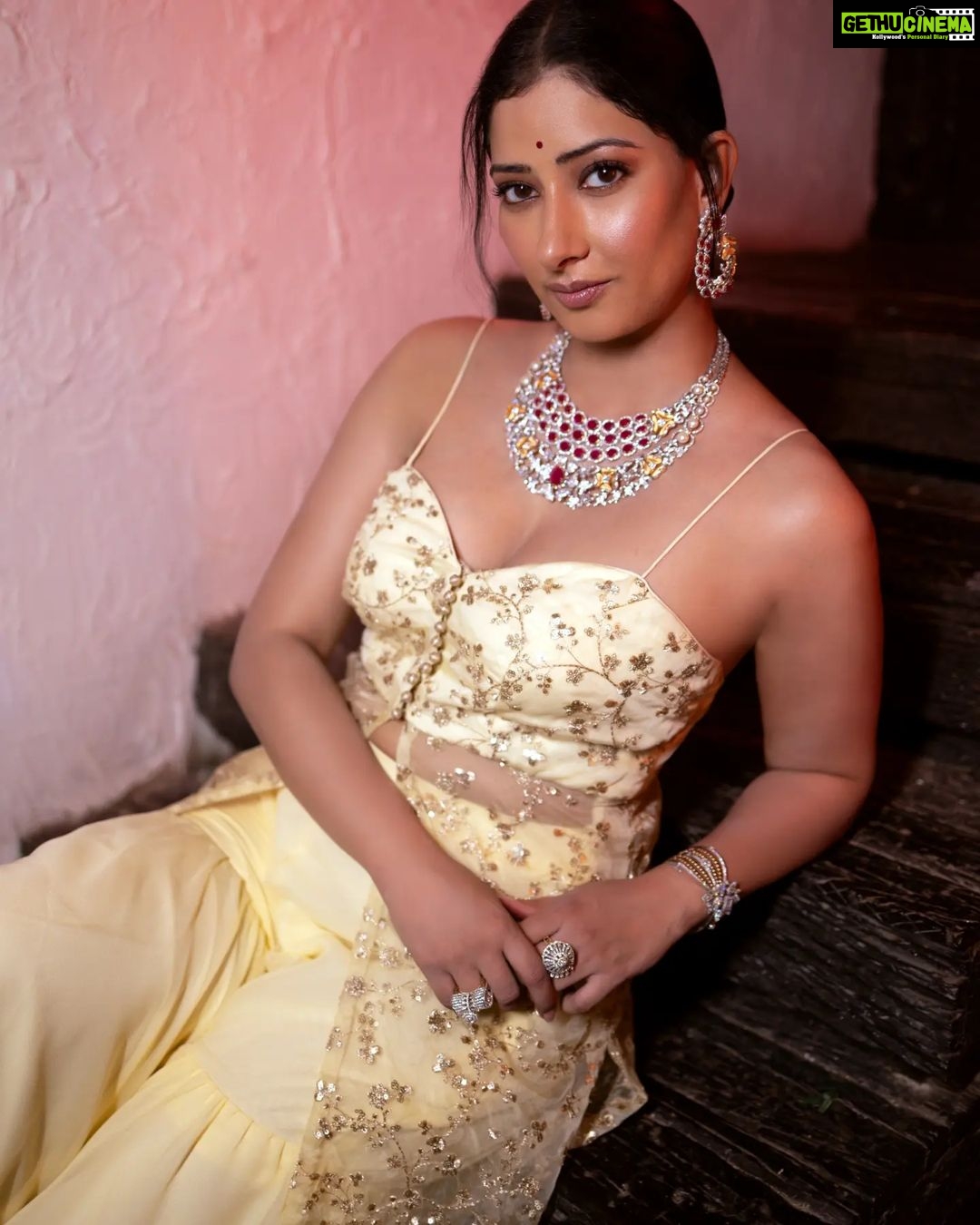 Niharica Raizada - 4.5K Likes - A little Lush a little Priti!
Styled by @pritisahnidesigns
Makeup by @makeoverbyamiofficial
Photographer @sagarsanket23 and
@mandarbhadrike_photography
Jewellery @lushjewelsmumbai
In frame @official_niharica_raizada
#Fashion #IndianAttire #NiharicaRaizada
#PritiSahni #DiamondJewellery