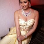 Niharica Raizada Instagram - A little Lush a little Priti! Styled by @pritisahnidesigns Makeup by @makeoverbyamiofficial Photographer @sagarsanket23 and @mandarbhadrike_photography Jewellery @lushjewelsmumbai In frame @official_niharica_raizada #Fashion #IndianAttire #NiharicaRaizada #PritiSahni #DiamondJewellery