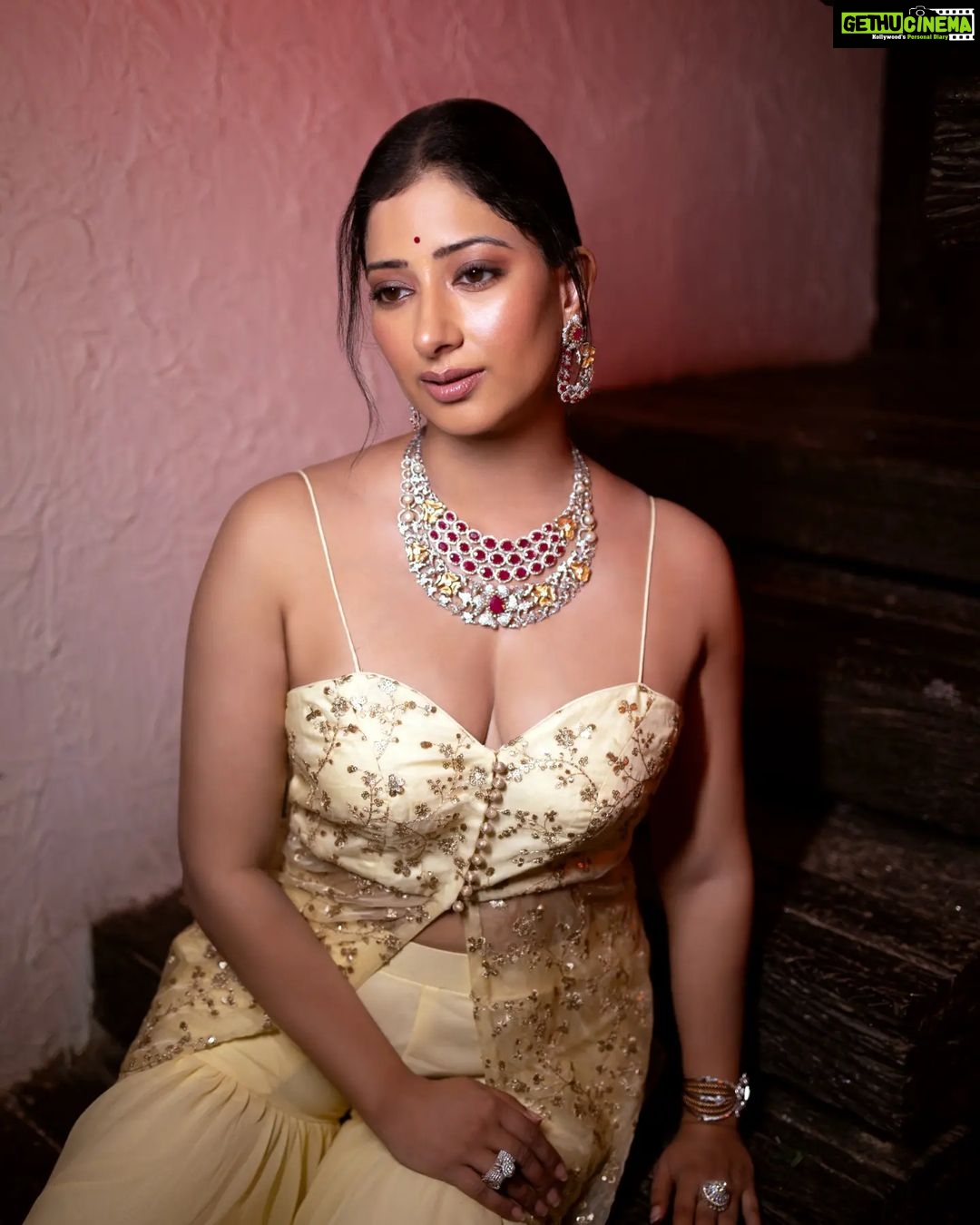 Niharica Raizada - 4.5K Likes - A little Lush a little Priti!
Styled by @pritisahnidesigns
Makeup by @makeoverbyamiofficial
Photographer @sagarsanket23 and
@mandarbhadrike_photography
Jewellery @lushjewelsmumbai
In frame @official_niharica_raizada
#Fashion #IndianAttire #NiharicaRaizada
#PritiSahni #DiamondJewellery