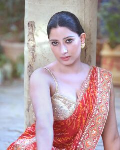 Niharica Raizada Instagram - Gujju Baccha!

#NiharicaRaizada 

Shot by @_hrishigrapher

Designer @aynaaworld 
Stylist @banthia.kapil