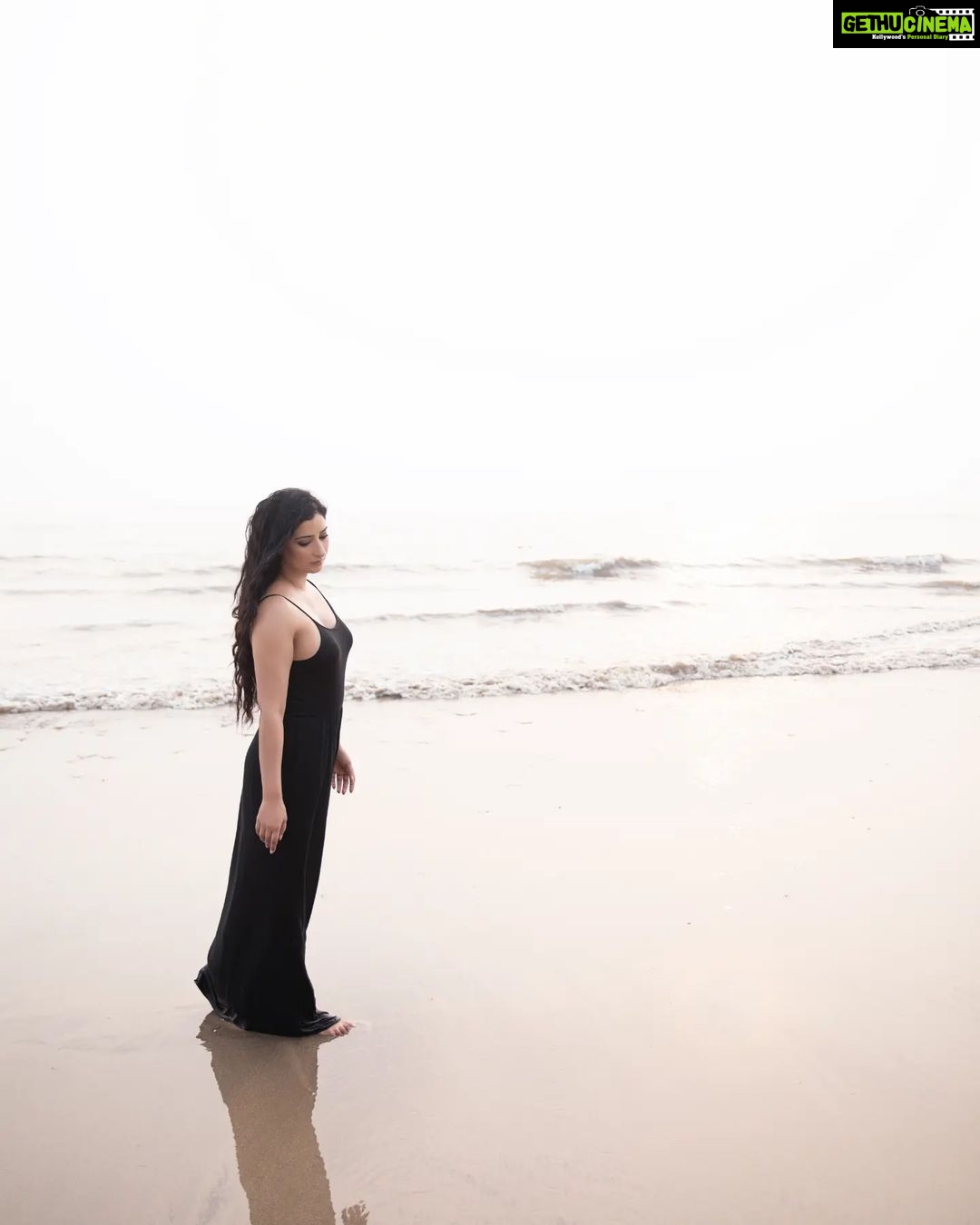 Niharica Raizada Instagram - The Known becomes the Unknown #NiharicaRaizada Shot by @adityab.photography Sur un chemin inconnu, je marche avec audace, À travers les sentiers où personne ne passe. Le vent murmure des secrets à mon oreille, La nature m'entoure, douce et sans pareille. Je me dirige vers la mer, où règne la sérénité, Les vagues apaisantes bercent ma réalité. Le bruit des flots m'apporte une paix profonde, Et mon âme se fond dans cet océan du monde. अज्ञात पथ पर चलते, मैं धीरे-धीरे, जहां कोई नहीं है, खुद को बदलते। हवा चुपके से सुनाती है गुप्त बातें, प्रकृति मेरे आस-पास, सुंदर और निराली रातें। समुंदर की ओर चलते, शांति मिलती है वहां, तरंगों की लोड़ा मुझे सुला देती है स्थान। जल की ध्वनि मुझे गहरी शांति प्रदान करती है, और मेरी आत्मा घुल जाती है इस सागर में दुबकाने में।