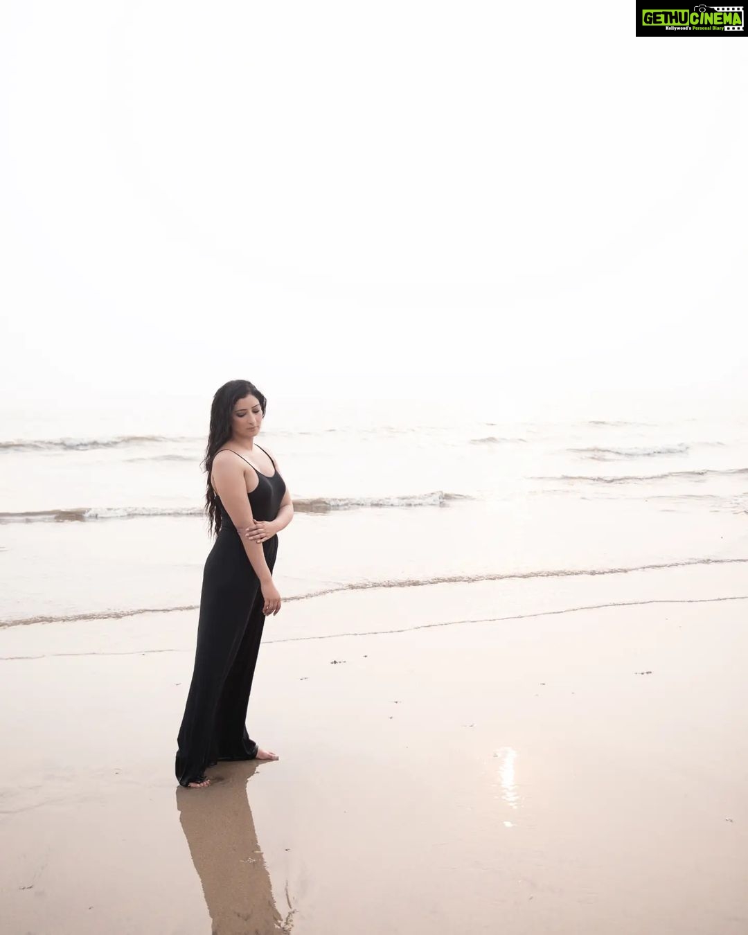 Niharica Raizada Instagram - The Known becomes the Unknown #NiharicaRaizada Shot by @adityab.photography Sur un chemin inconnu, je marche avec audace, À travers les sentiers où personne ne passe. Le vent murmure des secrets à mon oreille, La nature m'entoure, douce et sans pareille. Je me dirige vers la mer, où règne la sérénité, Les vagues apaisantes bercent ma réalité. Le bruit des flots m'apporte une paix profonde, Et mon âme se fond dans cet océan du monde. अज्ञात पथ पर चलते, मैं धीरे-धीरे, जहां कोई नहीं है, खुद को बदलते। हवा चुपके से सुनाती है गुप्त बातें, प्रकृति मेरे आस-पास, सुंदर और निराली रातें। समुंदर की ओर चलते, शांति मिलती है वहां, तरंगों की लोड़ा मुझे सुला देती है स्थान। जल की ध्वनि मुझे गहरी शांति प्रदान करती है, और मेरी आत्मा घुल जाती है इस सागर में दुबकाने में।