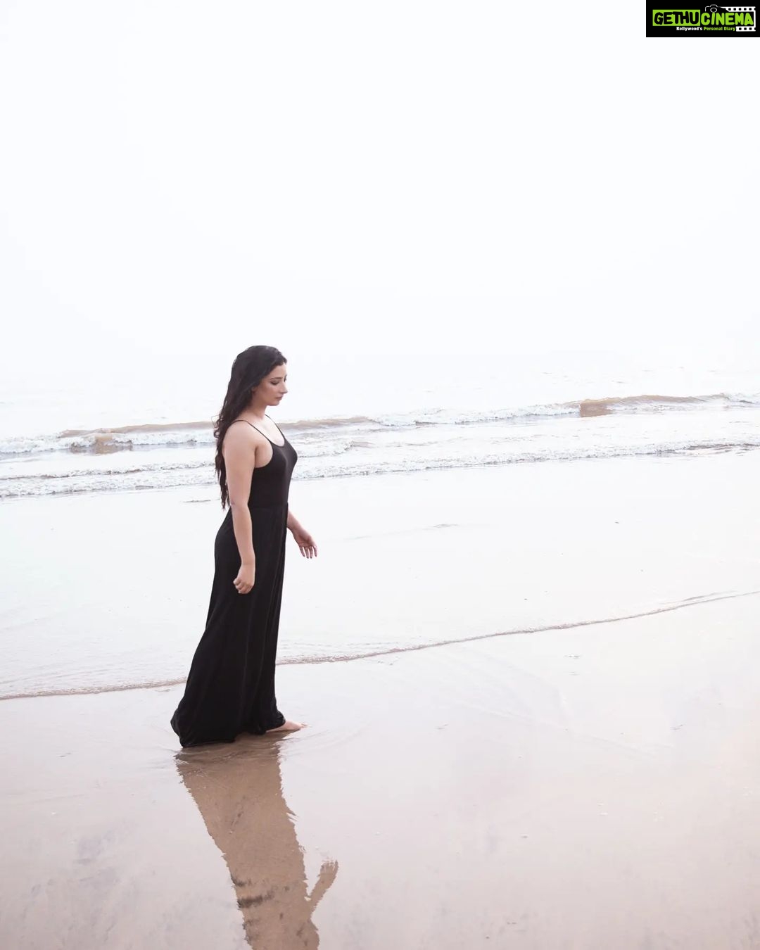 Niharica Raizada Instagram - The Known becomes the Unknown #NiharicaRaizada Shot by @adityab.photography Sur un chemin inconnu, je marche avec audace, À travers les sentiers où personne ne passe. Le vent murmure des secrets à mon oreille, La nature m'entoure, douce et sans pareille. Je me dirige vers la mer, où règne la sérénité, Les vagues apaisantes bercent ma réalité. Le bruit des flots m'apporte une paix profonde, Et mon âme se fond dans cet océan du monde. अज्ञात पथ पर चलते, मैं धीरे-धीरे, जहां कोई नहीं है, खुद को बदलते। हवा चुपके से सुनाती है गुप्त बातें, प्रकृति मेरे आस-पास, सुंदर और निराली रातें। समुंदर की ओर चलते, शांति मिलती है वहां, तरंगों की लोड़ा मुझे सुला देती है स्थान। जल की ध्वनि मुझे गहरी शांति प्रदान करती है, और मेरी आत्मा घुल जाती है इस सागर में दुबकाने में।