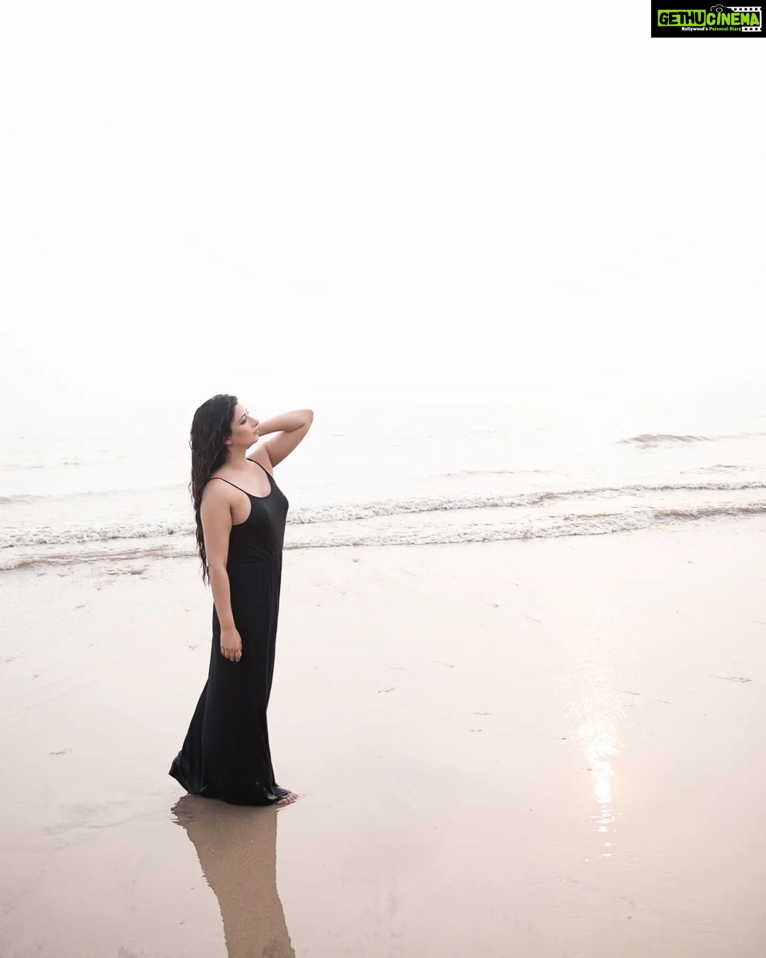 Niharica Raizada Instagram - The Known becomes the Unknown #NiharicaRaizada Shot by @adityab.photography Sur un chemin inconnu, je marche avec audace, À travers les sentiers où personne ne passe. Le vent murmure des secrets à mon oreille, La nature m'entoure, douce et sans pareille. Je me dirige vers la mer, où règne la sérénité, Les vagues apaisantes bercent ma réalité. Le bruit des flots m'apporte une paix profonde, Et mon âme se fond dans cet océan du monde. अज्ञात पथ पर चलते, मैं धीरे-धीरे, जहां कोई नहीं है, खुद को बदलते। हवा चुपके से सुनाती है गुप्त बातें, प्रकृति मेरे आस-पास, सुंदर और निराली रातें। समुंदर की ओर चलते, शांति मिलती है वहां, तरंगों की लोड़ा मुझे सुला देती है स्थान। जल की ध्वनि मुझे गहरी शांति प्रदान करती है, और मेरी आत्मा घुल जाती है इस सागर में दुबकाने में।