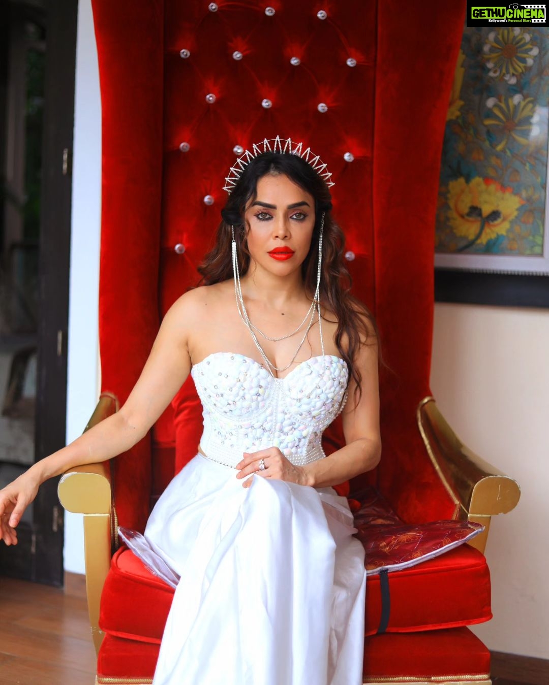 Nikita Rawal Instagram - “A queen is always confident in her own abilities.” ❤️ #nikitarawal #queen #white #eligent