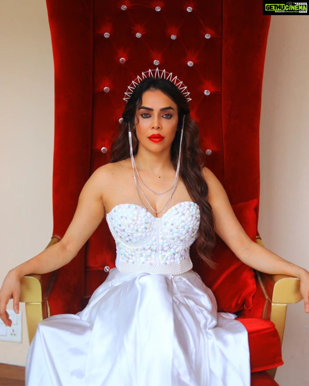 Nikita Rawal Instagram - “A queen is always confident in her own abilities.” ❤️ #nikitarawal #queen #white #eligent