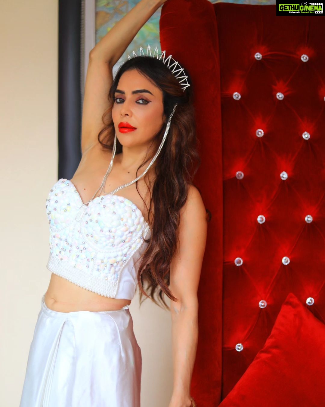 Nikita Rawal Instagram - “A queen is always confident in her own abilities.” ❤️ #nikitarawal #queen #white #eligent