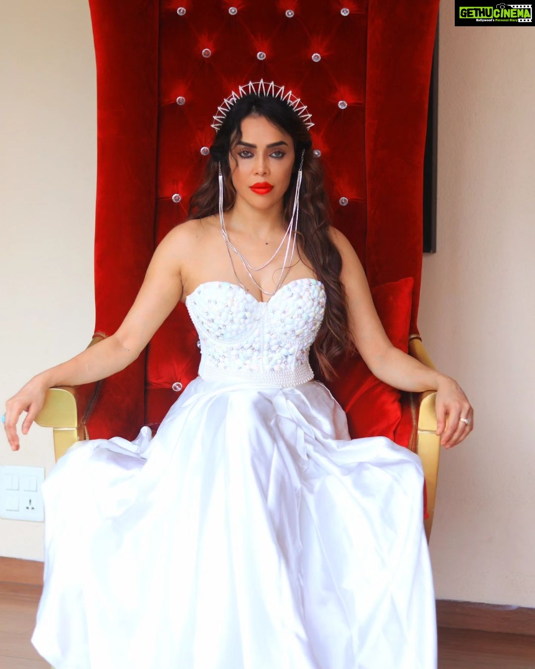 Nikita Rawal Instagram - “A queen is always confident in her own abilities.” ❤️ #nikitarawal #queen #white #eligent