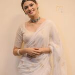 Nimika Ratnakar Instagram - White sets everything right 😉 📸: @kabir_photography___ Wardrobe & Styling : @laxmikrishnaofficial MUA and hair : @makeoversbylavanya9 #pushpavati #shakeitpushpavati #kranti #krantirevolutionfromjan26 #kannada #kannadamovies #movies #movies #dboss #nimika #nimikaratnakar #trending #trend #styling #mua #designer #saree #emerald #ethnicwear #ethnic