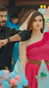 Nimika Ratnakar Instagram - Meet Mr. Bachelor in theatres near you from 6th Jan 😎
Book your tickets now! 🎉💃🏻💃🏻💃🏻 

Song is out now ❤️ 
https://youtu.be/izL8GTCFZpk
@darling_krishnaa 

#subbalakshmi #mrbachelor #darlingkrishna #milananagaraj #nimikaratnakar #pushpavati #kranti #trendingreels #reelsinstagram #reels #trending #dboss #sandalwood #kannada #kannadasongs #kannadaactress #makeoversbylavanya #tieknot