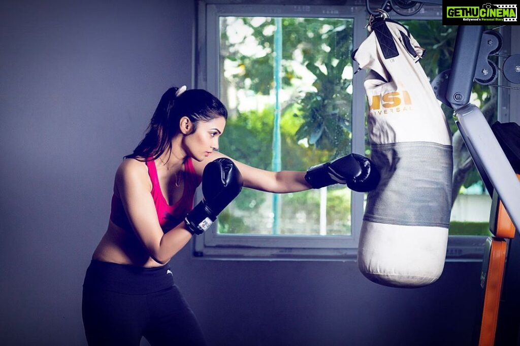 Nimika Ratnakar Instagram - Life has no remote , get up and change yourself 😀 📸: @pramod.somashekar #actor #model #trend #trending #workout #motivation #gym #boxing #fitness #fitnessmotivation #sweatitout #kannada #kannadaactress #actress #sandalwood #nimikaratnakar #nimika