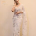Nimika Ratnakar Instagram - White sets everything right 😉 📸: @kabir_photography___ Wardrobe & Styling : @laxmikrishnaofficial MUA and hair : @makeoversbylavanya9 #pushpavati #shakeitpushpavati #kranti #krantirevolutionfromjan26 #kannada #kannadamovies #movies #movies #dboss #nimika #nimikaratnakar #trending #trend #styling #mua #designer #saree #emerald #ethnicwear #ethnic
