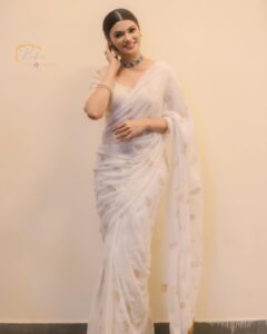 Nimika Ratnakar Instagram - White sets everything right 😉

📸: @kabir_photography___ 
Wardrobe & Styling : @laxmikrishnaofficial 
MUA and hair : @makeoversbylavanya9 

#pushpavati #shakeitpushpavati #kranti #krantirevolutionfromjan26 #kannada #kannadamovies #movies #movies #dboss #nimika #nimikaratnakar #trending #trend #styling #mua #designer #saree #emerald #ethnicwear #ethnic