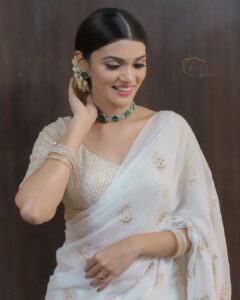 Nimika Ratnakar Instagram - White sets everything right 😉

📸: @kabir_photography___ 
Wardrobe & Styling : @laxmikrishnaofficial 
MUA and hair : @makeoversbylavanya9 

#pushpavati #shakeitpushpavati #kranti #krantirevolutionfromjan26 #kannada #kannadamovies #movies #movies #dboss #nimika #nimikaratnakar #trending #trend #styling #mua #designer #saree #emerald #ethnicwear #ethnic